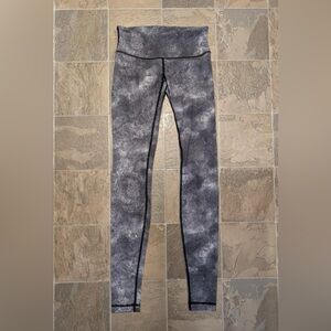 Lululemon athletic Leggings - Gray / Black Design - Sz 4 - Like New Condition